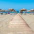 L'ampia spiaggia del resort