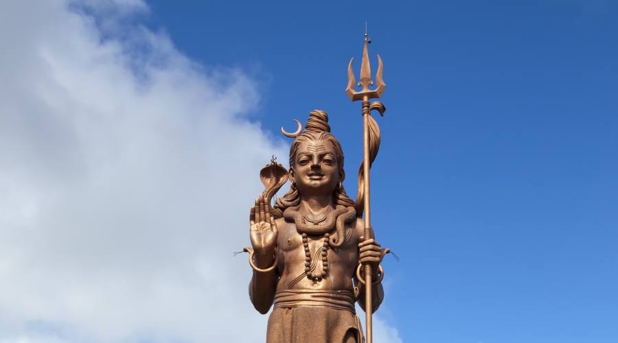 La statua di Shiva al lago Grand Bassin