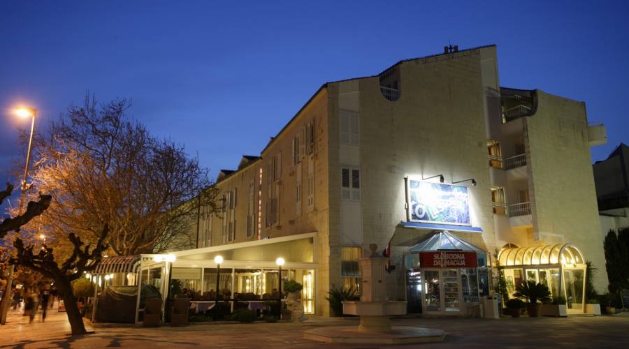 L'hotel - panoramica notturna