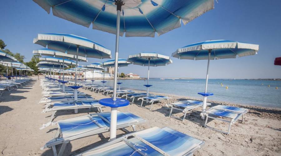 ombrelloni e spiaggia