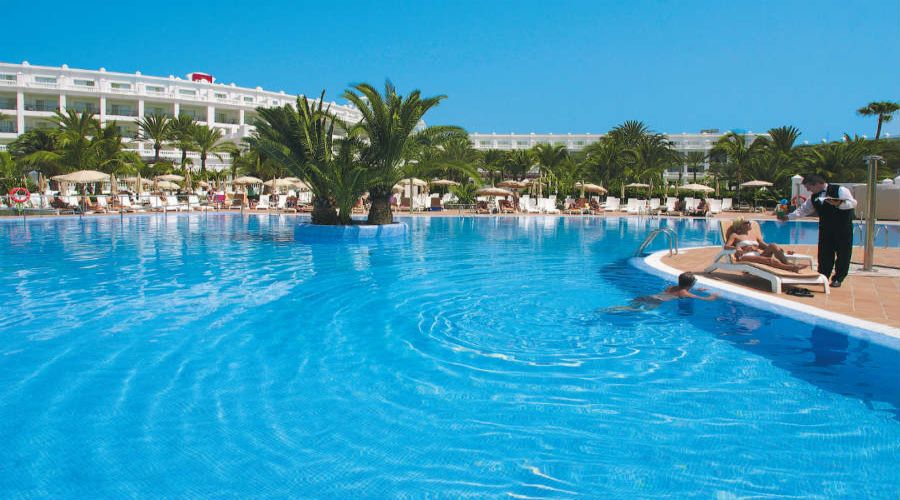 struttura hotel e piscina