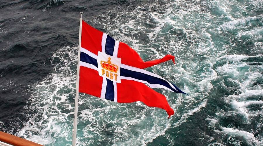Bandiera norvegese sul traghetto postale