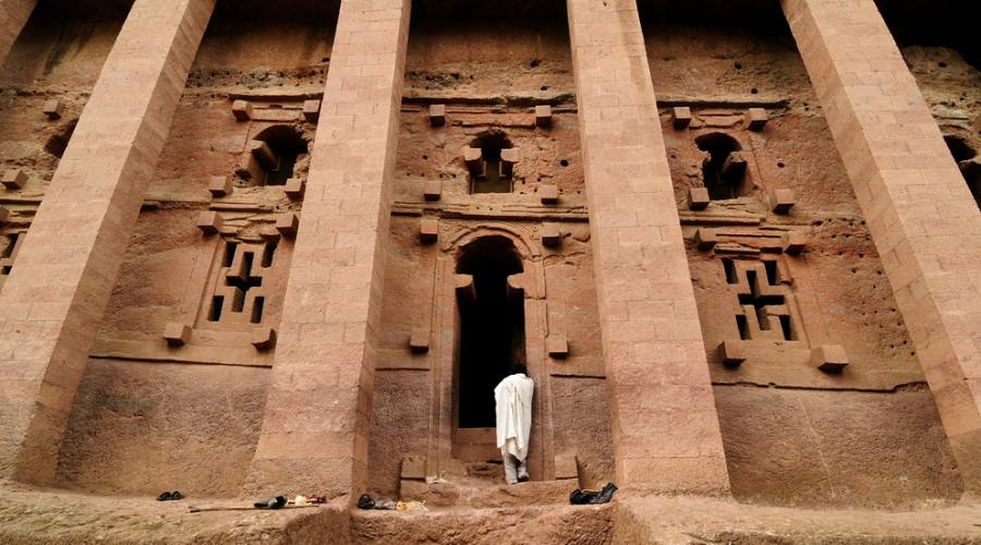 Preghiera presso una chiesa rupestre a Lalibela