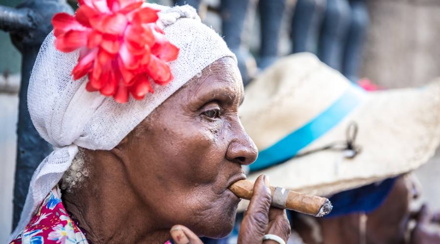 donne col sigaro cubano