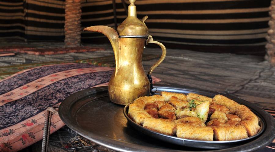 Caffè Arabo e biscotti in Tenda Beduina Giordania