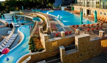 Hotel 4 stelle con 3000 mq di piscine