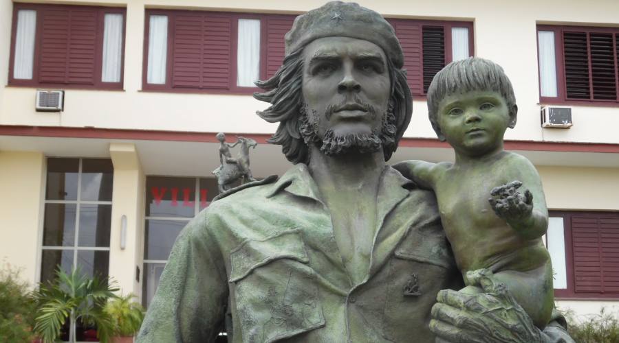 Santa Clara, statua del Che con il Bambino