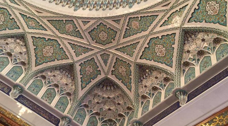 L'interno della Grande Moschea del Sultano Qabus a Muscat