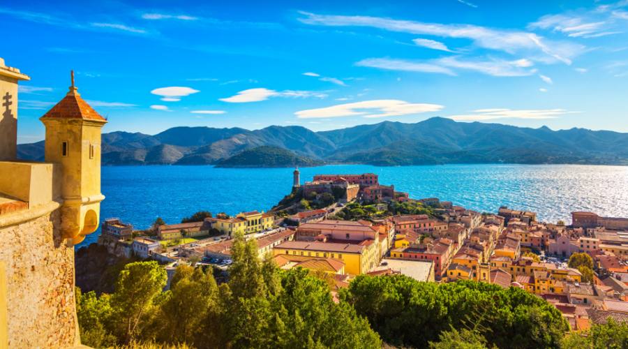 Veduta di Portoferraio, faro e fortezza