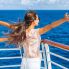 Donna nella nave che gode della vacanza nel mare Egeo