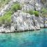 Vista del paesaggio del mare Egeo delle montagne di acqua e scogliera