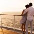 Una coppia che ammira il tramonto sulla nave da crociera