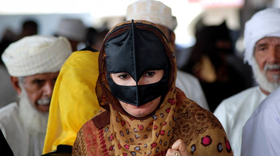Donna con la mascheda a Sinaw