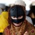 Donna con la mascheda a Sinaw