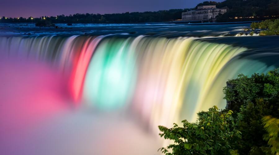 cascate del Niagara illuminate